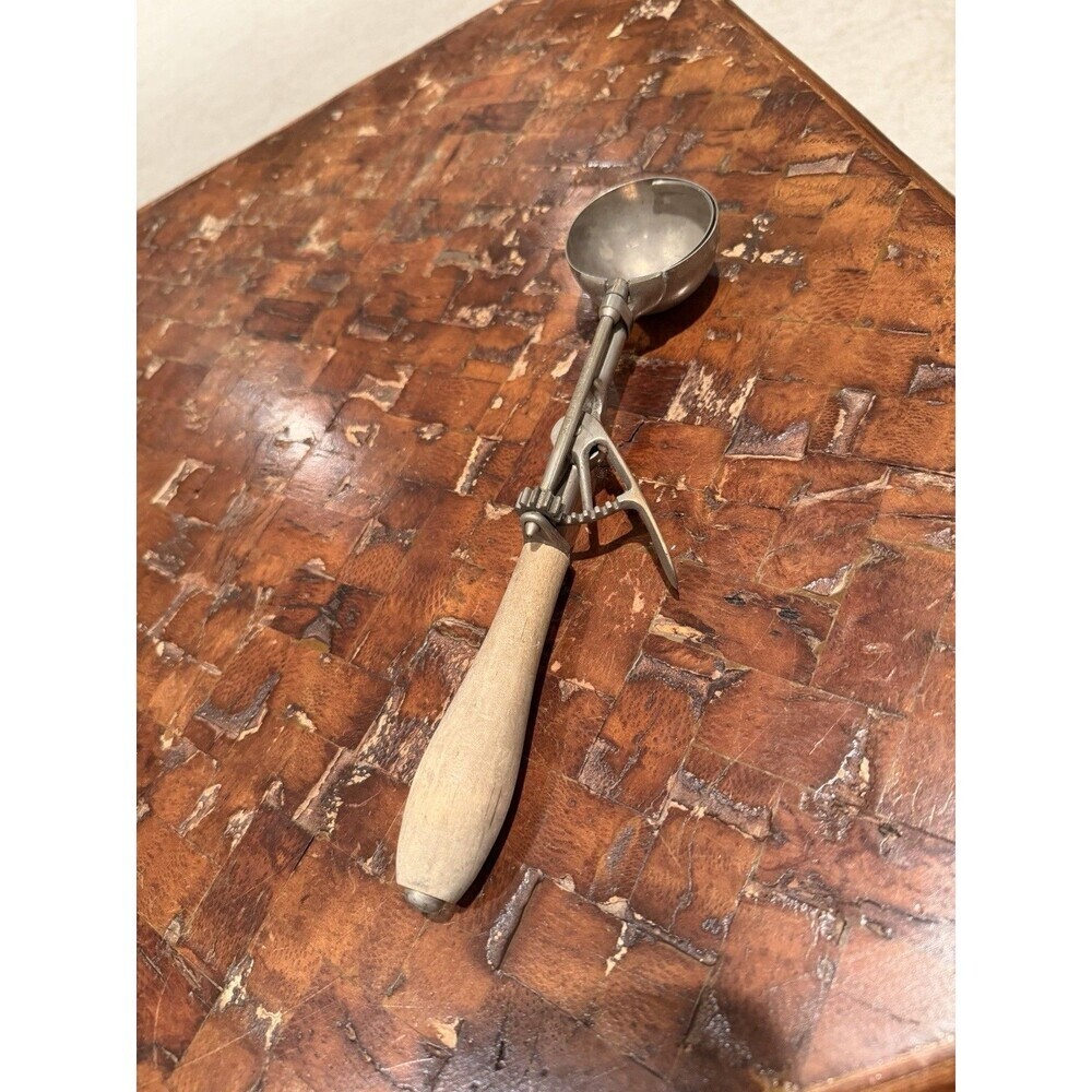 Gilchrist No. 31 Vintage Ice Cream Scoop w/ Wood Handle
